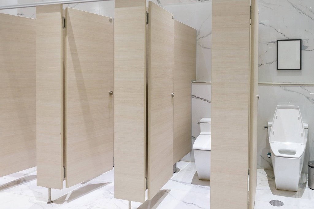 C&oacute;mo dise&ntilde;ar ba&ntilde;os m&aacute;s funcionales, higi&eacute;nicos y duraderos en espacios p&uacute;blicos y empresas