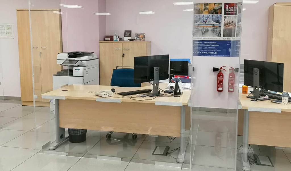Nuestras mamparas protectoras y divisiones de oficina a medida aumentan la protecci&oacute;n de los espacios