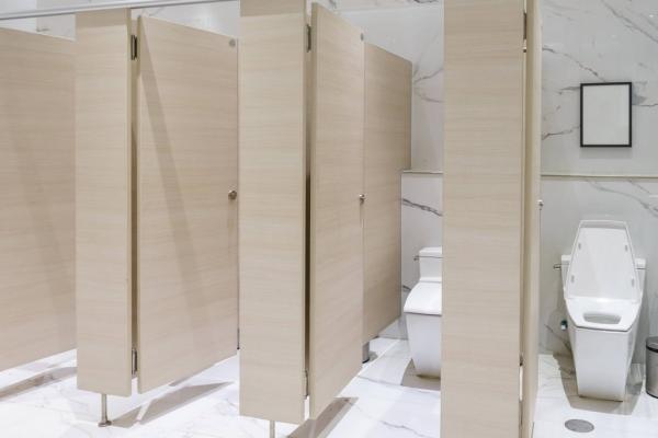C&oacute;mo dise&ntilde;ar ba&ntilde;os m&aacute;s funcionales, higi&eacute;nicos y duraderos en espacios p&uacute;blicos y empresas