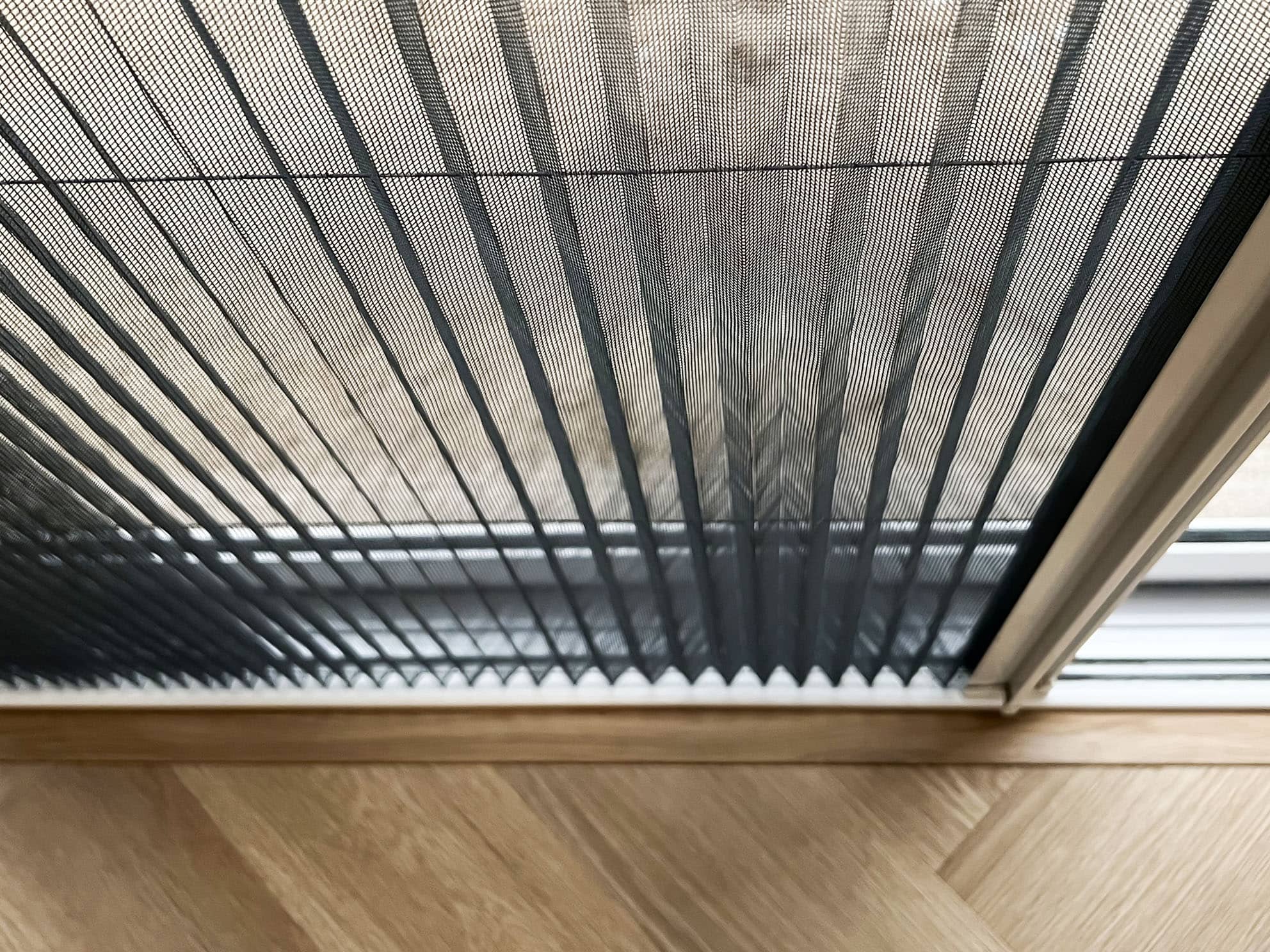 Mosquiteras plisadas, ideales para entradas y balcones en primavera y verano